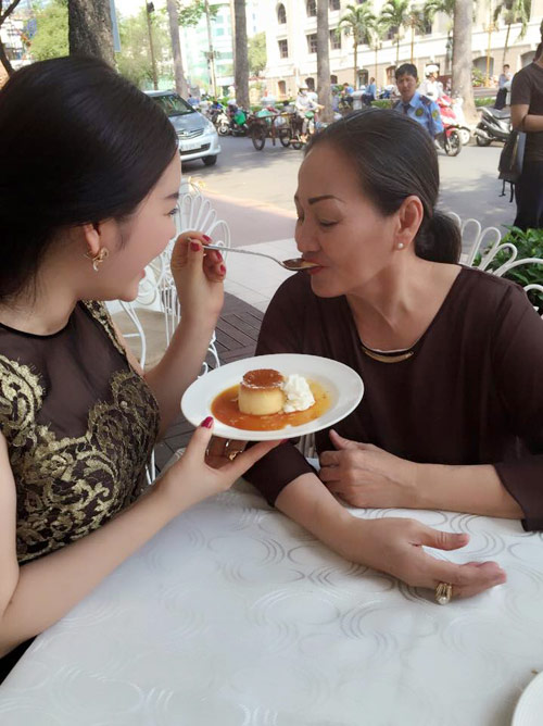 Lý Nhã Kỳ hào hứng đút caramen cho mẹ ăn: 'Lúc nhỏ mẹ chăm sóc con từng muỗng sữa, khi con lớn lên, điều hạnh phúc nhất của con bây giờ là được chăm sóc mẹ từng muỗng bánh. Yêu mẹ!'.